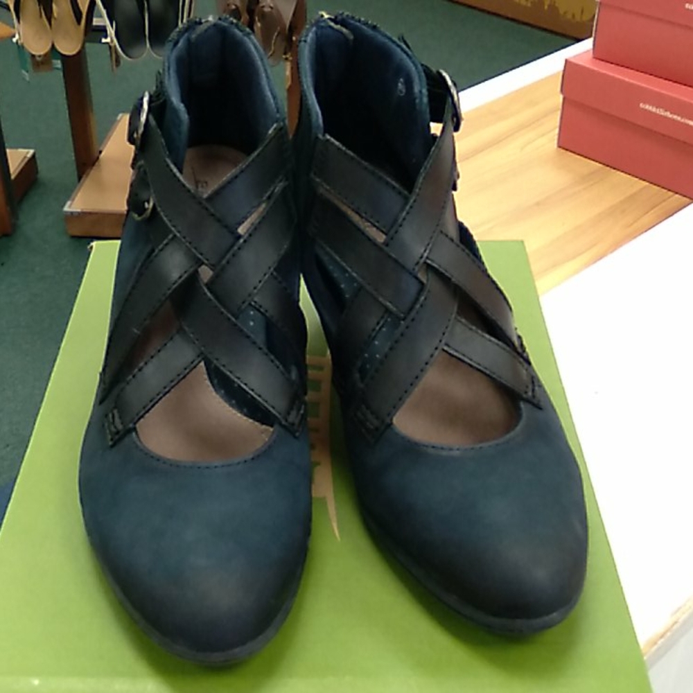 Earth shoes Amber navy nubuck heels size 10